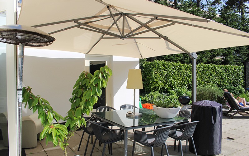 Solero® Palestro Pro | Large cantilever parasol | 4x4 or 4x3